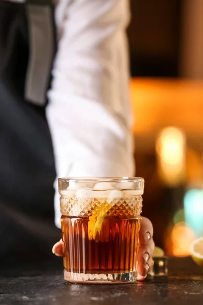 Female Bartender Glass Tasty Cuba Libre Cocktail Table Bar — Stock Photo, Image