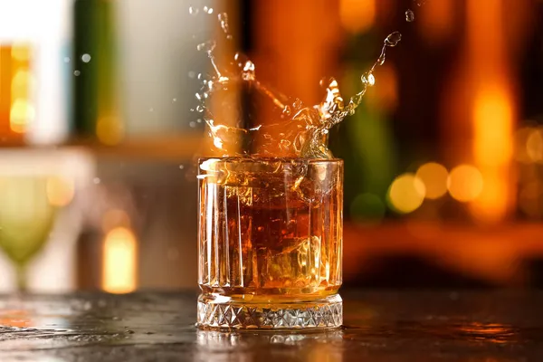 Glas Med Stänk Välsmakande Kuba Libre Cocktail Bordet Baren — Stockfoto