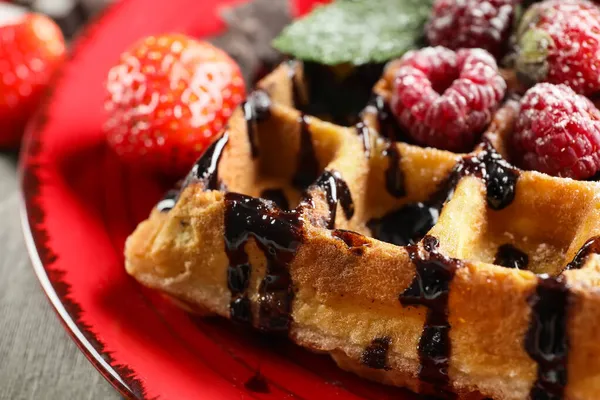 Assiette Gaufre Belge Savoureuse Avec Des Baies Sur Table Gros — Photo