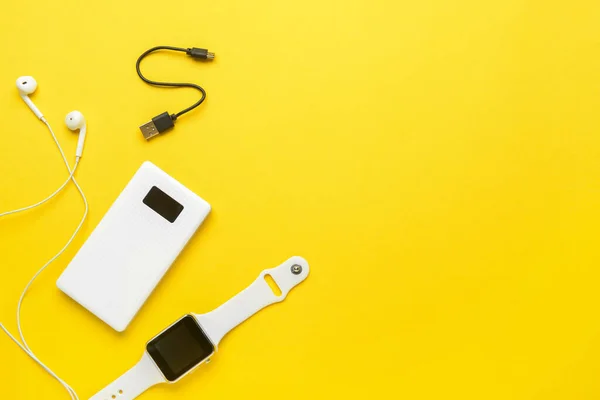 Moderne Powerbank Smartwatch Oortjes Gele Achtergrond — Stockfoto