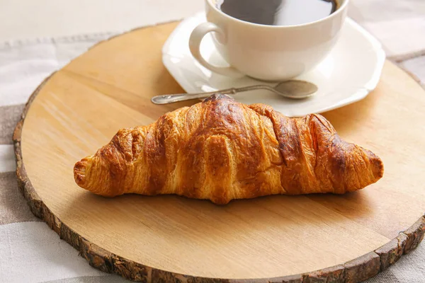 Tabule Chutným Croissantem Šálkem Kávy Stole Detailní Záběr — Stock fotografie