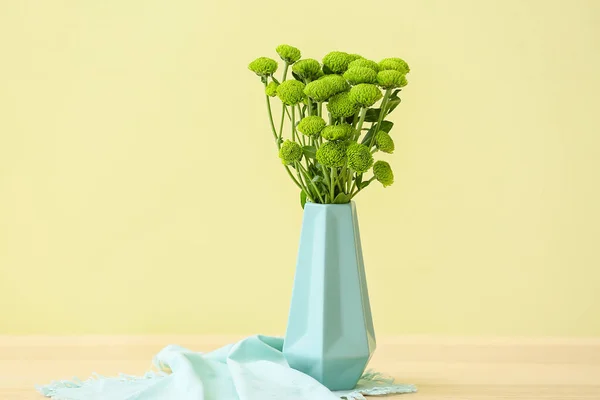 Masanın Üzerinde Yeşil Kasımpatı Çiçekleri Olan Vazo Renk Duvarına Karşı — Stok fotoğraf