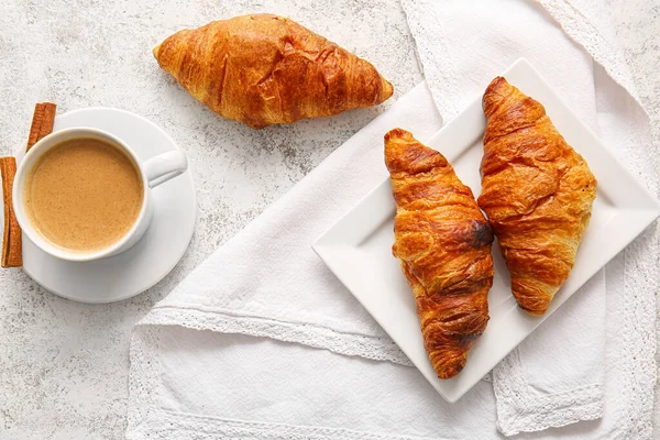 Bord Met Heerlijke Croissants Kopje Koffie Lichte Achtergrond — Stockfoto