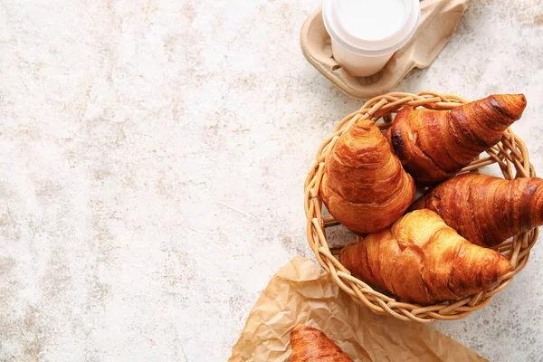 Proutěný Koš Lahodnými Croissanty Světlém Pozadí — Stock fotografie