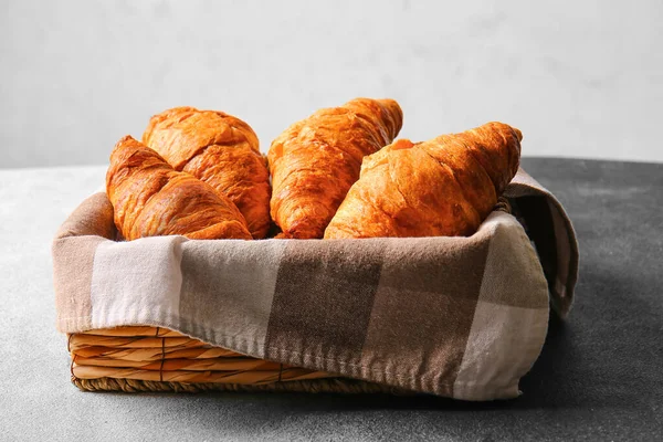 Cesta Com Deliciosos Croissants Mesa — Fotografia de Stock