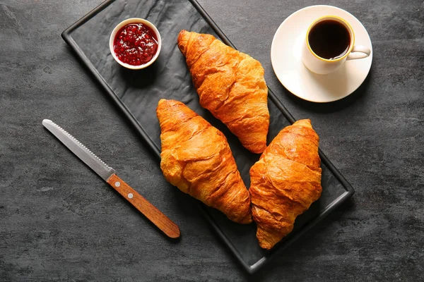 Tabuleiro Com Deliciosos Croissants Xícara Café Fundo Preto — Fotografia de Stock