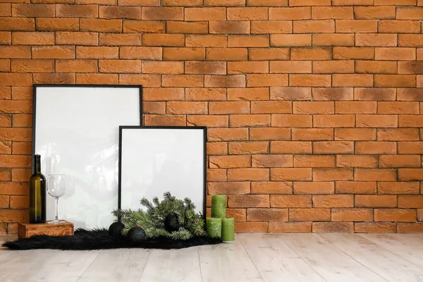 Leere Rahmen Mit Tannenzweigen Kerzen Weinflasche Und Glas Der Nähe — Stockfoto