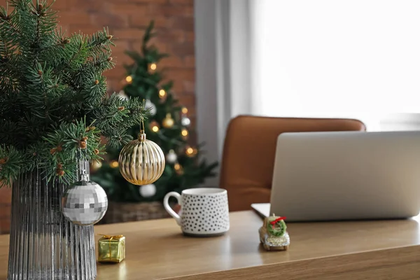 部屋の机の上にモミの枝やクリスマスボールと花瓶 — ストック写真