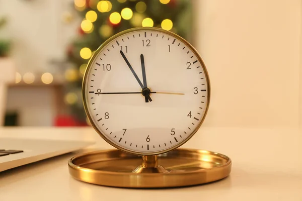 Masadaki Altın Alarm Saati Yakın Plan — Stok fotoğraf