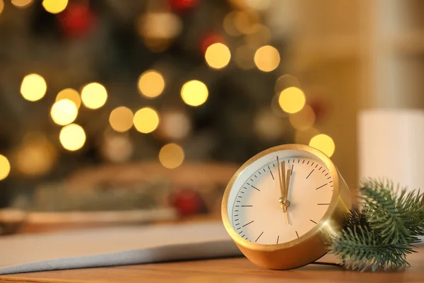 Réveil Doré Avec Branche Sapin Sur Table Dans Chambre — Photo