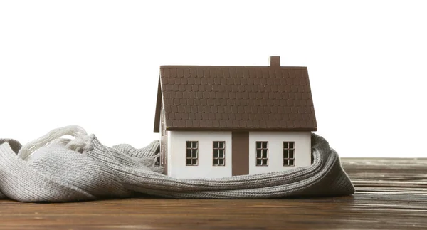 Huis Model Met Warme Sjaal Tafel Tegen Witte Achtergrond — Stockfoto