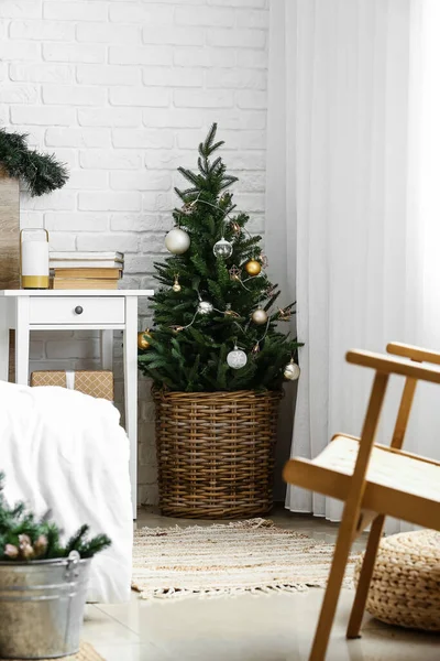 Weihnachtsbaum Mit Dekor Hellen Schlafzimmer — Stockfoto