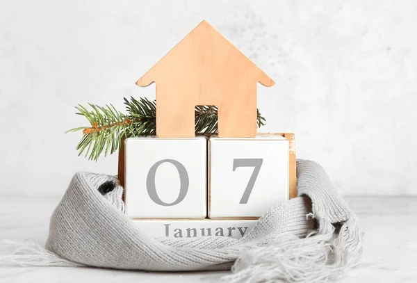 Figura Casa Con Calendario Ramas Abeto Bufanda Sobre Fondo Blanco —  Fotos de Stock