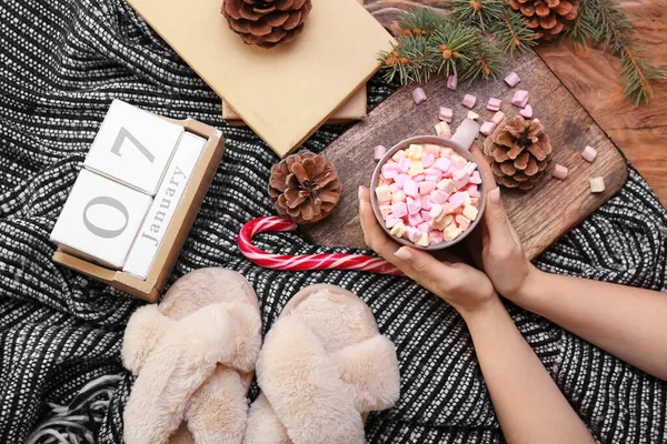 Vrouw Met Kopje Cacao Marshmallows Zwarte Ruit — Stockfoto