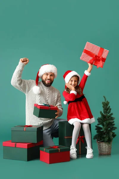 크리스마스 트리와 선물을 소녀와 아버지 — 스톡 사진