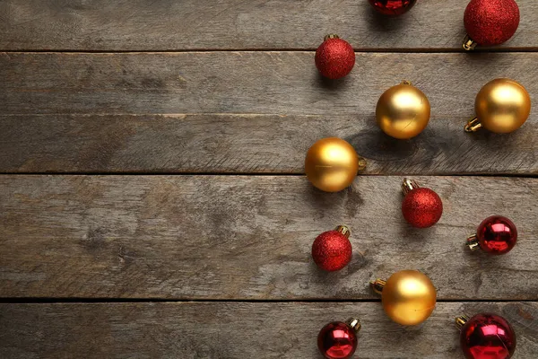 Verschiedene Farben Weihnachtskugeln Auf Holz Hintergrund — Stockfoto