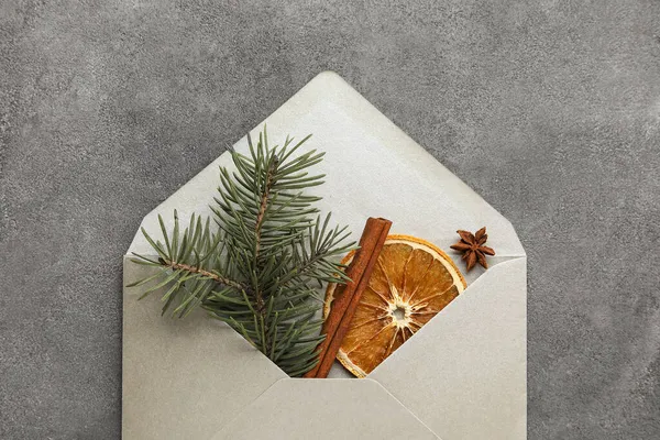 Envelop Met Dennenboom Kaneel Anijs Schijfjes Gedroogde Sinaasappel Grunge Achtergrond — Stockfoto