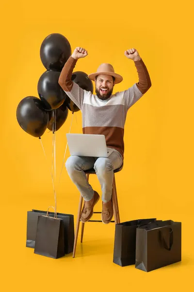 Χαρούμενος Νεαρός Φορητό Υπολογιστή Κίτρινο Φόντο Μαύρη Παρασκευή Πώληση — Φωτογραφία Αρχείου