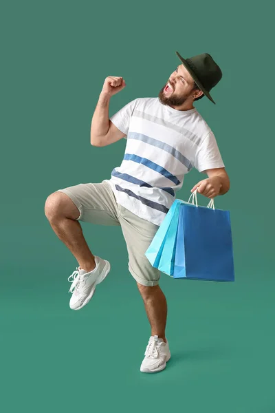 Felice Giovane Uomo Con Venerdì Nero Shopping Bags Sfondo Verde — Foto Stock
