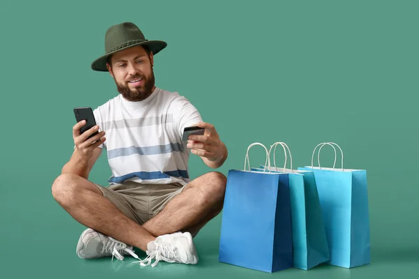 Schöner Mann Mit Handy Und Geschenkkarte Auf Grünem Hintergrund Black — Stockfoto