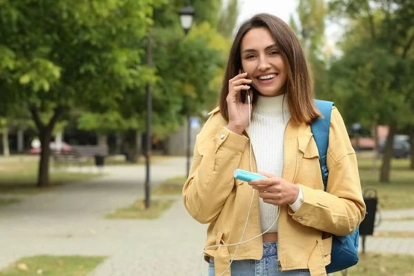 Young Woman Phone Power Bank Outdoors — Stock Photo, Image