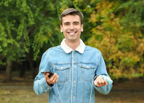 Young Man Phone Power Bank Outdoors — Stock Photo, Image