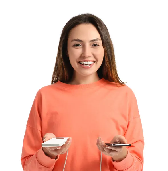 Молодая Женщина Телефоном Банка Питания Белом Фоне — стоковое фото