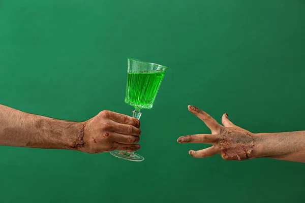 Руки Зомбі Склянкою Коктейлю Кольоровому Фоні — стокове фото