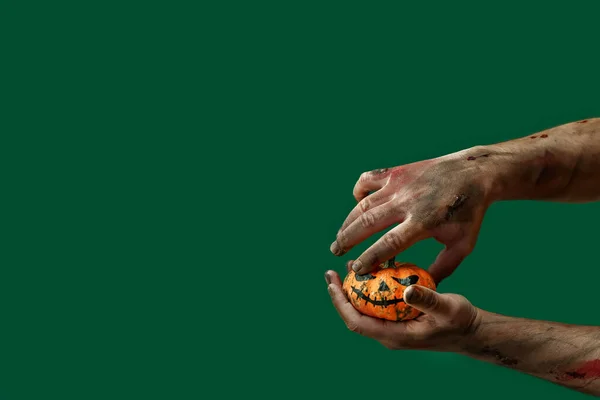 Ruce Zombie Halloween Dýně Barevném Pozadí — Stock fotografie