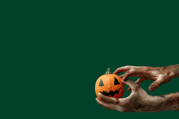 Handen Van Zombie Met Halloween Pompoen Kleur Achtergrond — Stockfoto