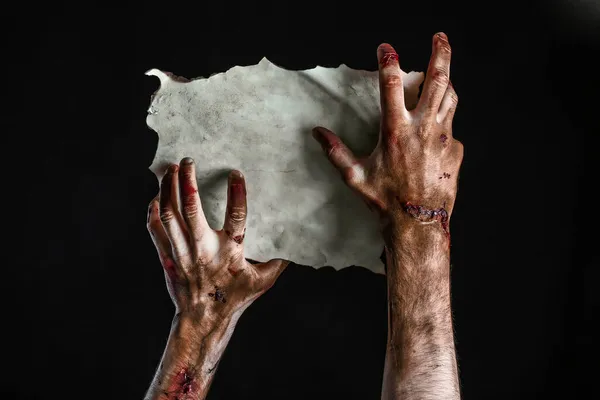 Ruce Zombie Prázdným Papírovým Listem Tmavém Pozadí — Stock fotografie