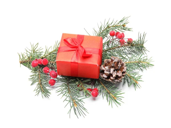 Vánoční Jedle Větve Dárkové Krabice Borovice Kužel Bílém Pozadí — Stock fotografie