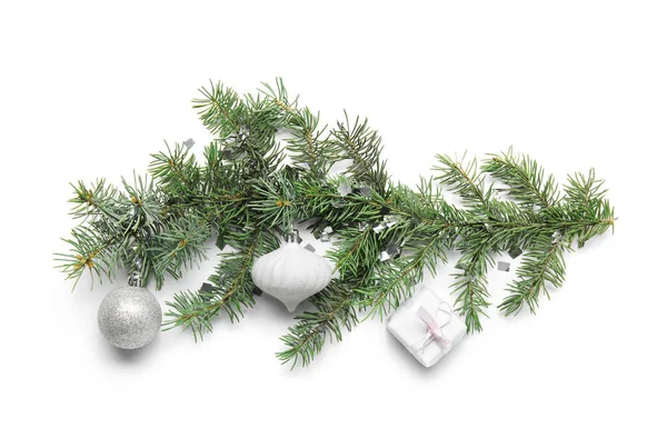 Fir Takken Kerstballen Witte Achtergrond — Stockfoto