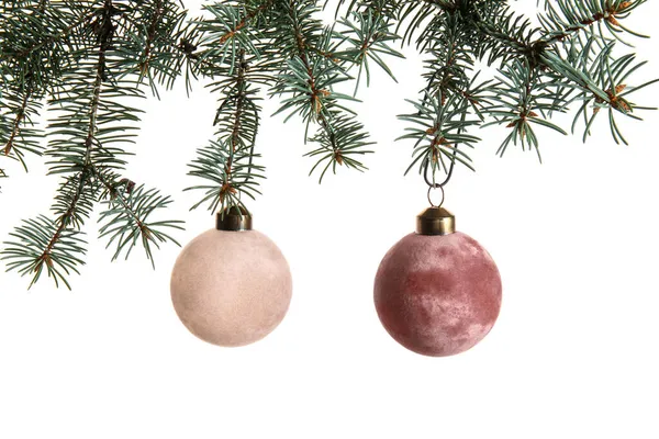 Tannenzweige Und Weihnachtskugeln Auf Weißem Hintergrund — Stockfoto