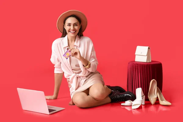 Ung Kvinna Med Bärbar Dator Och Kreditkort Shopping Online Färg — Stockfoto