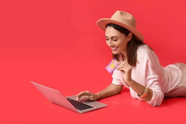 Mujer Joven Feliz Con Ordenador Portátil Tarjeta Crédito Fondo Color — Foto de Stock