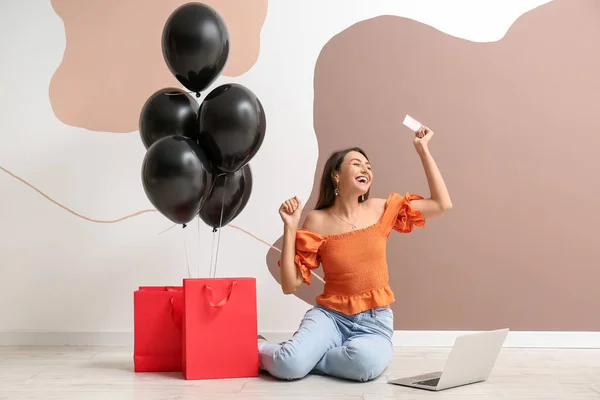 Mujer Joven Feliz Con Tarjeta Crédito Portátil Bolsas Compras Fondo — Foto de Stock