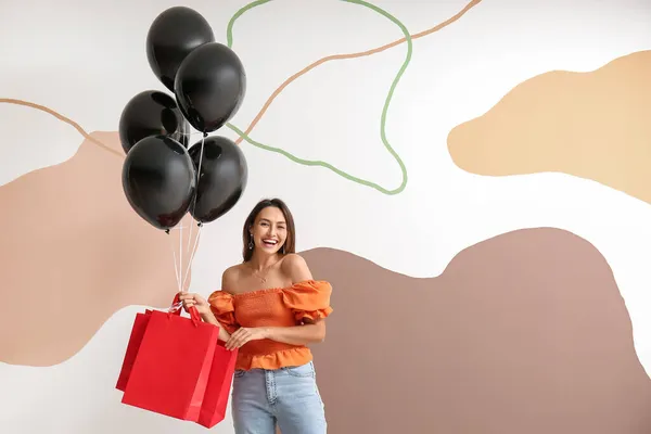 Ευτυχισμένη Νεαρή Γυναίκα Μπαλόνια Και Τσάντες Για Ψώνια Στο Φόντο — Φωτογραφία Αρχείου
