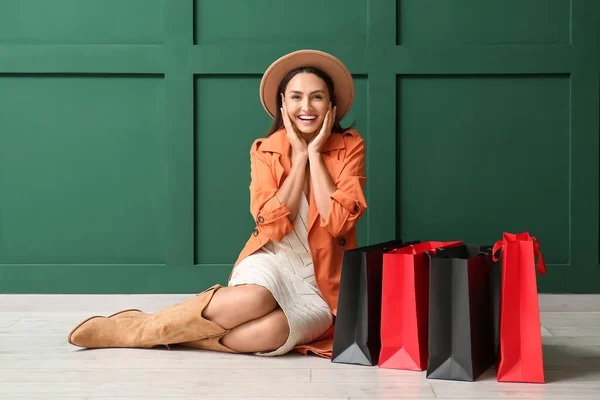 色の背景にショッピングバッグと幸せな若い女性 ブラック フライデー販売 — ストック写真