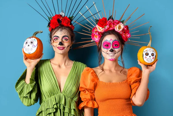 Stylish Women Painted Skull Faces Pumpkins Color Background Celebration Mexico — Stock Photo, Image