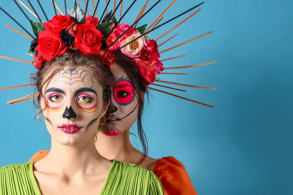 背景色を背景に顔に頭蓋骨を描いたスタイリッシュな女性 メキシコの死者の日のお祝い Dia Muertos — ストック写真