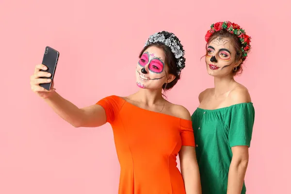 Snygga Kvinnor Med Målade Skalle Ansikten Tar Selfie Mot Färg — Stockfoto