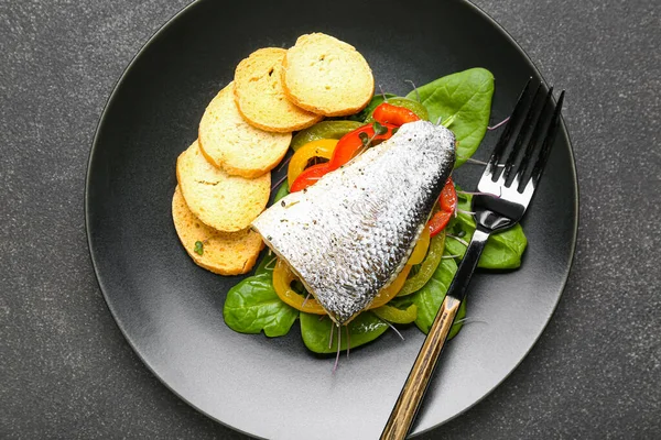 Assiette Poisson Bar Savoureux Avec Des Légumes Sur Fond Noir — Photo