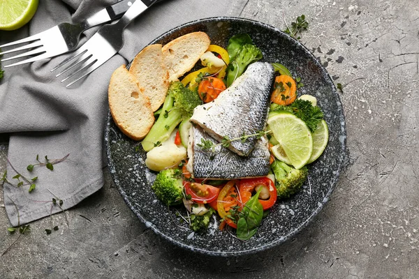 Assiette Poisson Bar Savoureux Avec Des Légumes Sur Fond Grunge — Photo