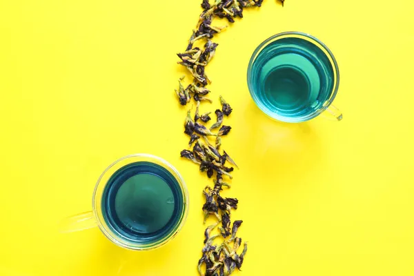 Creative Composition Glass Cups Dried Butterfly Pea Flower Tea Yellow — Stock Photo, Image