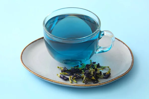 Γυάλινο Φλιτζάνι Οργανικό Μπλε Τσάι Και Αποξηραμένα Λουλούδια Στο Φόντο — Φωτογραφία Αρχείου