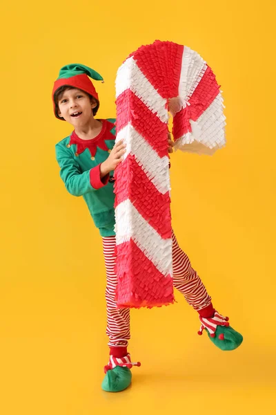 Netter Kleiner Junge Als Elfe Mit Zuckerstange Pinata Auf Farbigem — Stockfoto