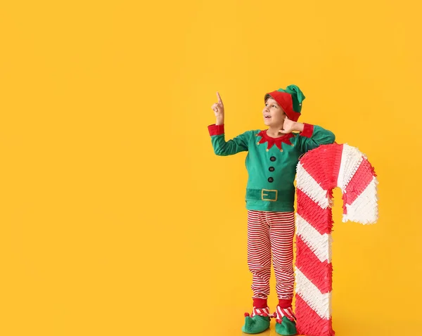 Menino Bonito Vestido Elfo Com Pinata Cana Açúcar Apontando Para — Fotografia de Stock