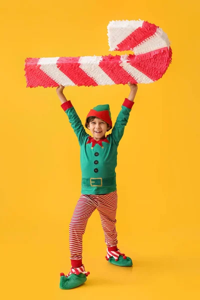 Carino Bambino Vestito Elfo Con Canna Zucchero Pinata Sfondo Colore — Foto Stock