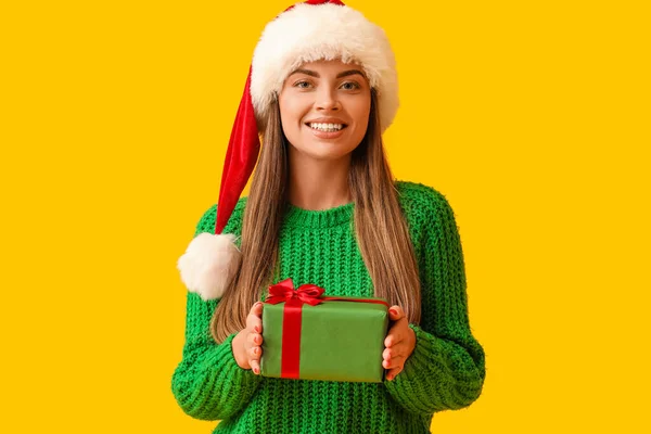 Beautiful Young Woman Santa Hat Christmas Present Yellow Background — Stock Photo, Image